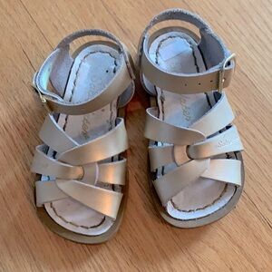 Gold toddler saltwater sandals size 6